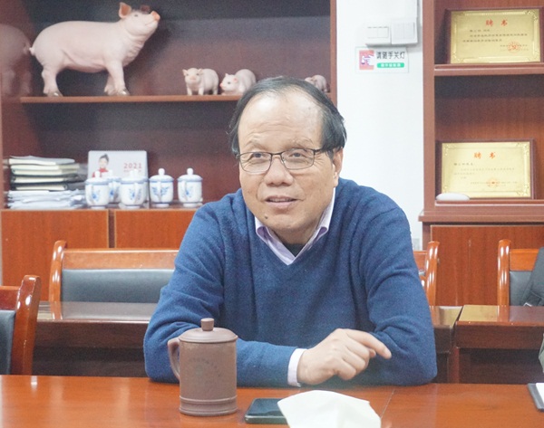 3f4f91e9fcf143d782e8ba65f22bc08e.jpg 图1 杨老师主持会议_副本.jpg